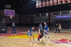 包含有关篮球技术的精彩演示视频在网上引发热议的词条